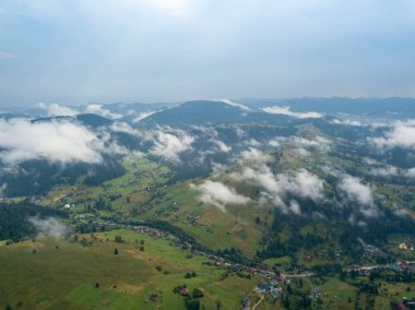 Ukrayna Karpatlarının dağlarında yüksek uçuş. Hava aracı görünümü.