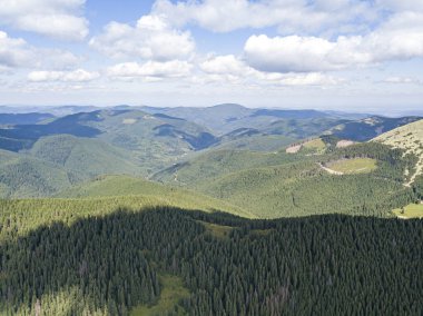 Güneşli havada Ukrayna Karpatlarının yüksek dağları. Hava aracı görünümü.