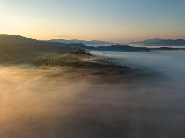 Ukrayna Karpatları 'nda sabah sisi. Hava aracı görünümü.
