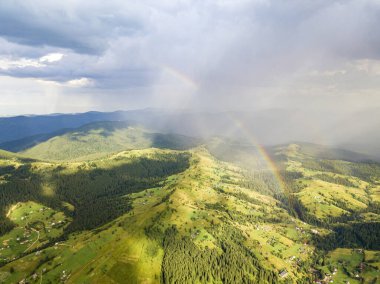 Ukrayna Karpatlarının dağlarında gökkuşağı. Hava aracı görünümü.
