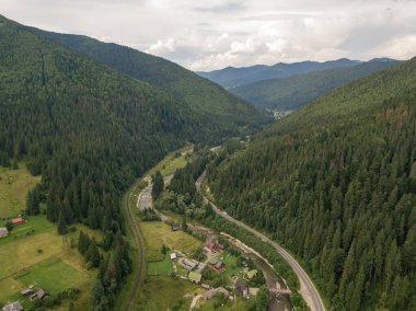 Yazın Ukrayna Karpatları 'nın yeşil dağları. Hava aracı görünümü.