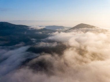 Ukrayna Karpatları 'nda sabah sisi. Hava aracı görünümü.