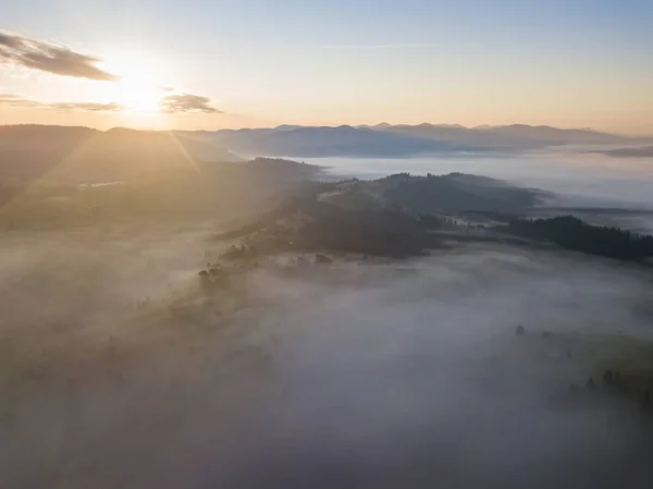 Восход Солнца Над Туманом Украинских Карпатах Воздушный Беспилотник — стоковое фото
