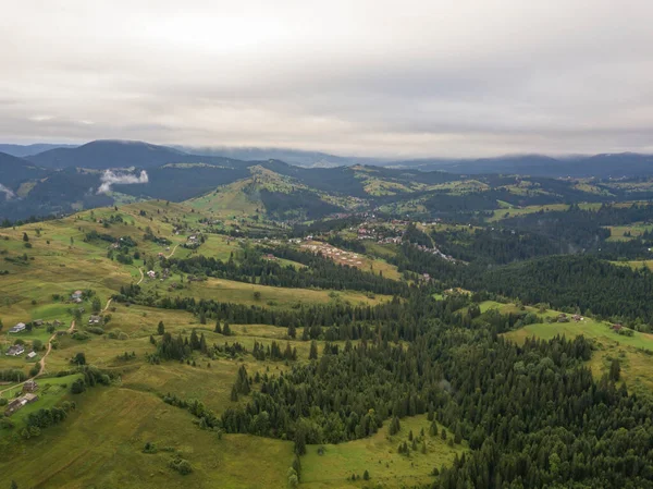 Grüne Hänge Der Ukrainischen Karpaten Sommer Bewölkter Morgen Tiefe Wolken — Stockfoto