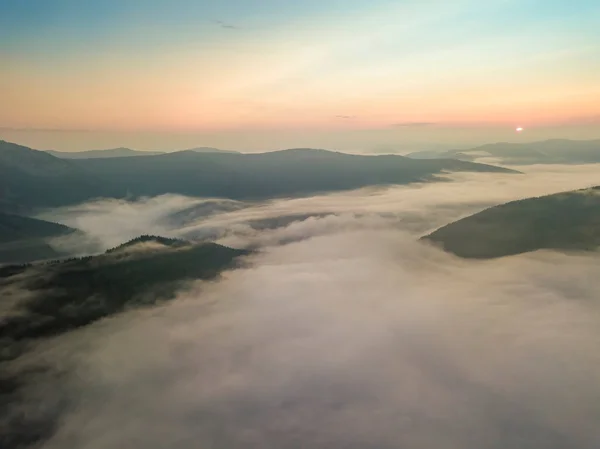 Утренний Туман Украинских Карпатах Воздушный Беспилотник — стоковое фото
