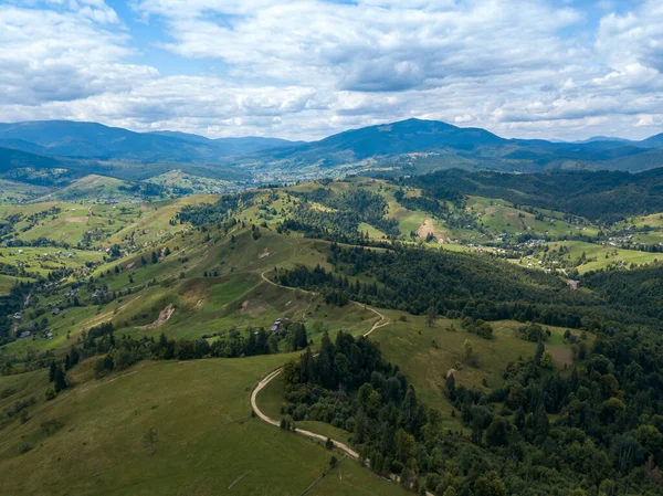 夏天乌克兰喀尔巴阡山脉的绿山 山坡上的针叶树 空中无人驾驶飞机视图 — 图库照片