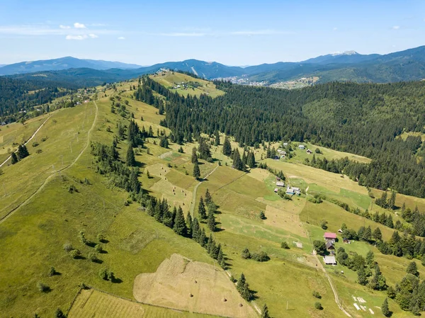 夏にウクライナのカルパティアの緑の山々 晴れた日 空中ドローンビュー — ストック写真