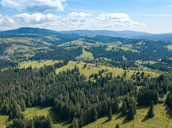 Grüne Berge Der Ukrainischen Karpaten Sommer Sonniger Tag Seltene Wolken — Stockfoto