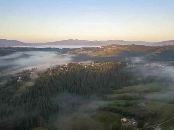 Grüne Berge Der Ukrainischen Karpaten Morgennebel Drohnenblick Aus Der Luft — Stockfoto