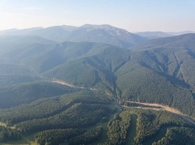 Güneşli havada Ukrayna Karpatlarının yüksek dağları. Hava aracı görünümü.