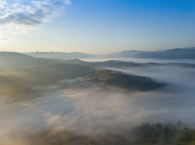 Ukrayna Karpatları 'nda sabah sisi. Hava aracı görünümü.