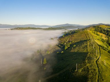 Ukrayna Karpatları 'nda sabah sisi. Hava aracı görünümü.