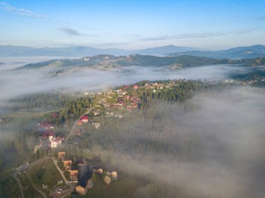 Sabah sisinde Ukrayna Karpatları 'na dağ yerleşimi. Hava aracı görünümü.