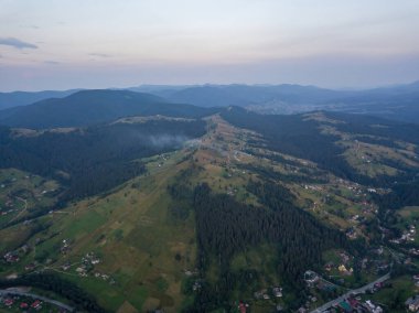Ukrayna Karpatları 'ndaki dağların üzerinden gün batımı. İyi akşamlar. Hava aracı görünümü.