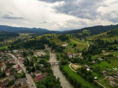 Ukrayna Karpatları 'nın dağlarına yerleşmek. Hava aracı görünümü.