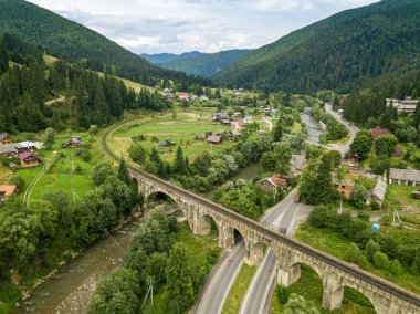 Dağlardaki eski demiryolu köprüsü. Ukraynalı Karpatlar. Hava aracı görünümü.