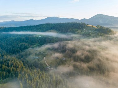 Ukrayna Karpatları 'nda sisin üstünde gün doğumu. Hava aracı görünümü.