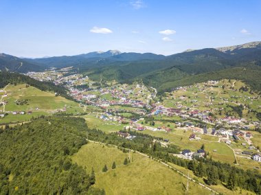 Ukrayna Karpatları 'ndaki dağ yerleşkesi. Hava aracı görünümü.