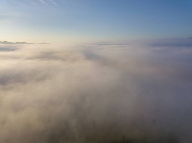Ukrayna Karpatları 'nda sabah sisi. Hava aracı görünümü.