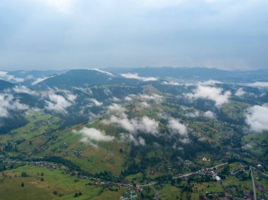 Ukrayna Karpatlarının dağlarında yüksek uçuş. Hava aracı görünümü.