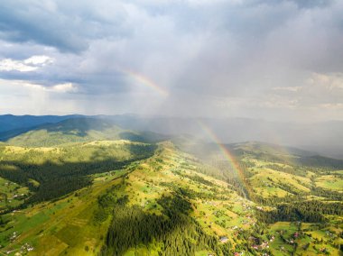 Ukrayna Karpatlarının dağlarında gökkuşağı. Hava aracı görünümü.