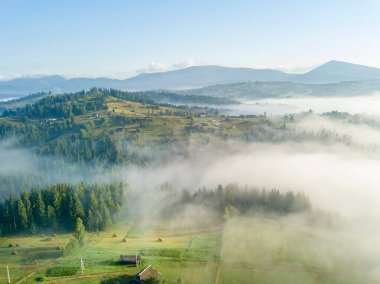 Sabah sisinde Ukrayna Karpatları 'na dağ yerleşimi. Hava aracı görünümü.