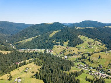 Yazın Ukrayna Karpatları 'nın yeşil dağları. Güneşli açık bir gün. Hava aracı görünümü.