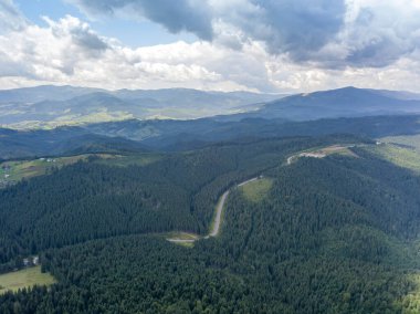 Yazın Ukrayna Karpatları 'nın yeşil dağları. Güneşli bir gün. Hava aracı görünümü.