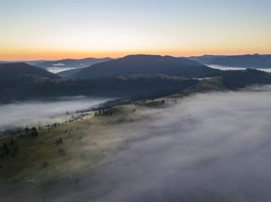 Ukrayna Karpatları 'nda sabah sisi. Hava aracı görünümü.