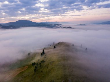Ukrayna Karpatları 'nda sabah sisi. Hava aracı görünümü.