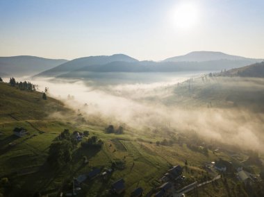 Ukrayna Karpatya dağlarında sabah sisi. Hava aracı görünümü.