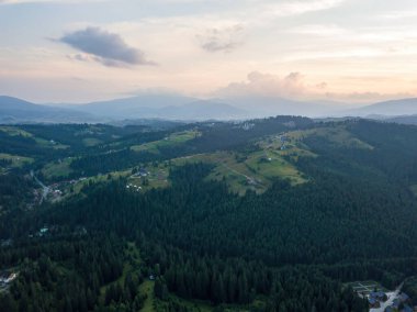 Ukrayna Karpatları 'ndaki dağların üzerinden gün batımı. İyi akşamlar. Hava aracı görünümü.