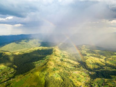 Ukrayna Karpatlarının dağlarında gökkuşağı. Hava aracı görünümü.