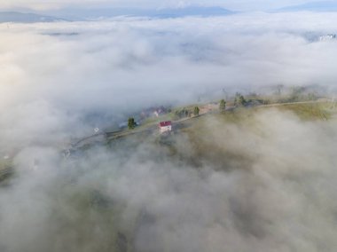 Sabah sisinde Ukrayna Karpatları 'na dağ yerleşimi. Hava aracı görünümü.