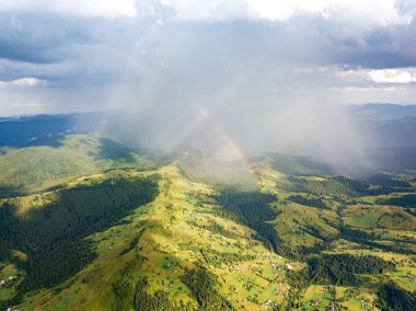 Ukrayna Karpatlarının dağlarında gökkuşağı. Hava aracı görünümü.