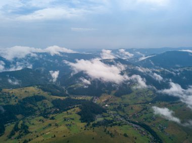 Ukrayna Karpatlarının dağlarında yüksek uçuş. Hava aracı görünümü.