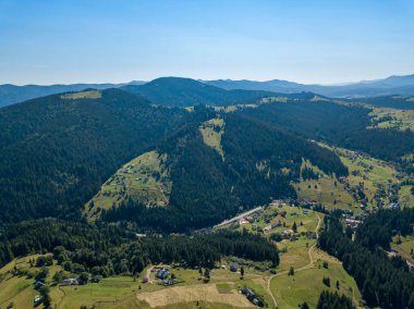 Yazın Ukrayna Karpatları 'nın yeşil dağları. Güneşli açık bir gün. Hava aracı görünümü.