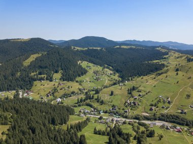 Yazın Ukrayna Karpatları 'nın yeşil dağları. Güneşli açık bir gün. Hava aracı görünümü.