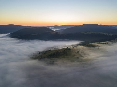 Ukrayna Karpatları 'nda sabah sisi. Hava aracı görünümü.