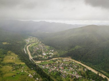 Ukrayna Karpatları 'nın dağlarına yerleşmek. Hava aracı görünümü.
