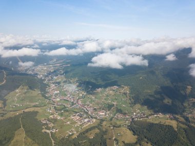 Ukrayna Karpatlarının dağlarında yüksek uçuş. Hava aracı görünümü.