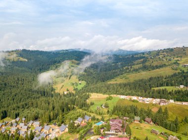 Ukrayna Karpatlarının dağlarında yüksek uçuş. Hava aracı görünümü.