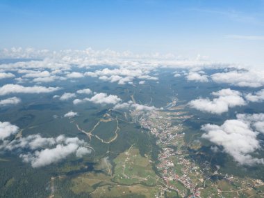 Ukrayna Karpatlarının dağlarında yüksek uçuş. Hava aracı görünümü.