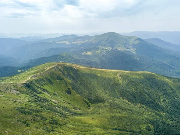 Hohe Berge Der Ukrainischen Karpaten Bei Bewölktem Wetter Drohnenblick Aus — Stockfoto