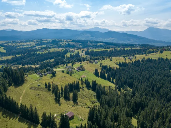 Zielone Góry Karpat Ukraińskich Lecie Słoneczny Dzień Rzadkie Chmury Widok — Zdjęcie stockowe