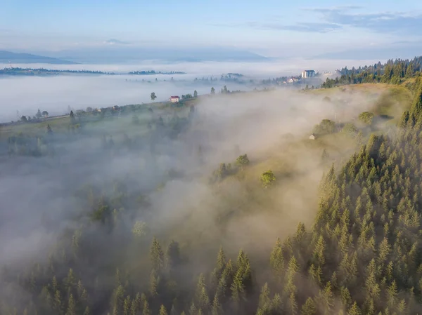 Niebla Matutina Los Cárpatos Ucranianos Vista Aérea Del Dron —  Fotos de Stock