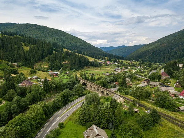 Dağlardaki eski demiryolu köprüsü. Ukraynalı Karpatlar. Hava aracı görünümü.
