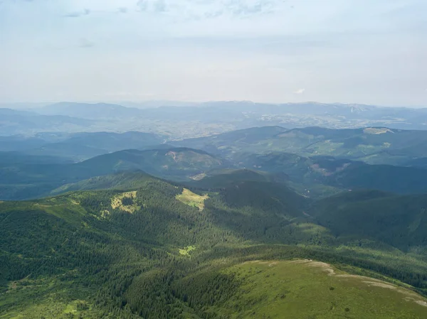 曇りの日にウクライナのカルパチア山脈の高い山 空中ドローンビュー — ストック写真