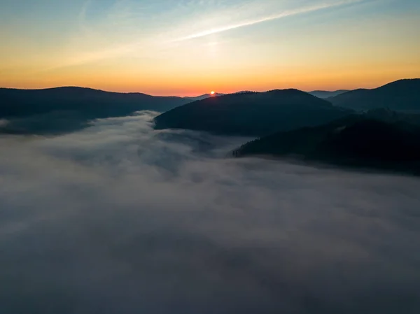 Amanecer Sobre Niebla Los Cárpatos Ucranianos Vista Aérea Del Dron —  Fotos de Stock