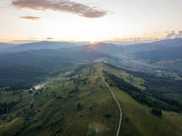 Pôr Sol Sobre Montanhas Nos Cárpatos Ucranianos Vista Aérea Drones — Fotografia de Stock